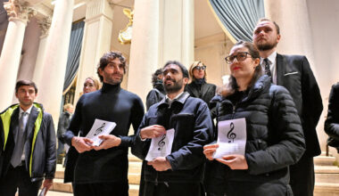 Fenice, dopo il veto i lavoratori leggono il comunicato contro la nomina di Venezi. Sette minuti di applausi e pioggia di volantini alla Prima