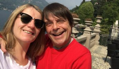 Gary Mani Mounfield, morto a 63 anni il bassista degli Stone Roses. Liam Gallagher: «Era il mio eroe»