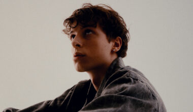 Tatuaggi di Tomasi, testo e significato: una lettera impressa sulla pelle - Il Messaggero