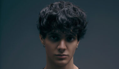 Barche di carta di Tellynonpiangere, testo e significato: quando il mondo pesa restare insieme è il modo per non affondare - Il Messaggero