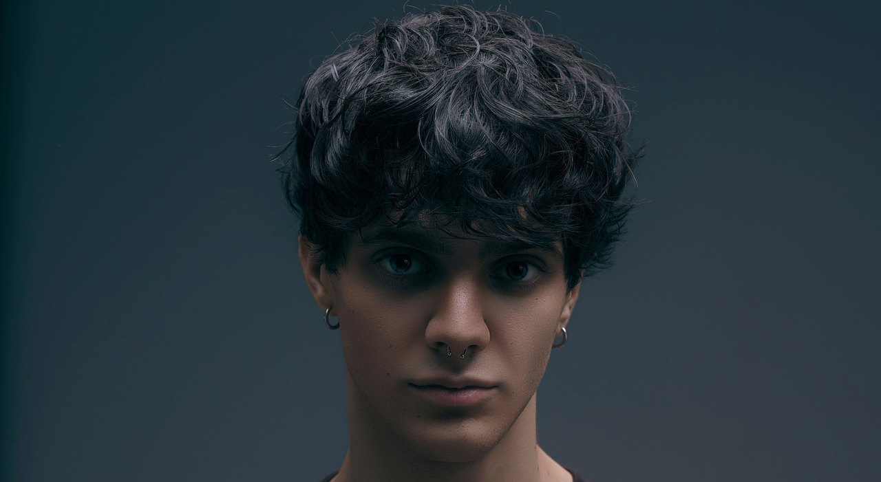 Barche di carta di Tellynonpiangere, testo e significato: quando il mondo pesa restare insieme è il modo per non affondare - Il Messaggero