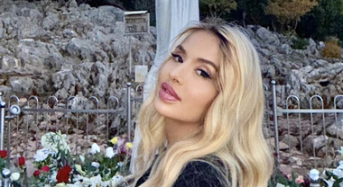 Valeria Marini a Medjugorje: «Solo un miracolo può farmi fare pace con mia madre». La showgirl accompagnata da Brosio
