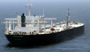 Flotta ombra, le navi di Putin che raggirano le sanzioni e infestano il Mar Baltico, lasciano petrolio ovunque