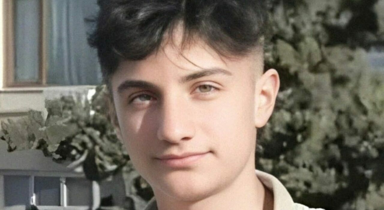 Violentato dai colleghi con un tubo compressore durante l'apprendistato, 15enne muore dopo cinque giorni di agonia: «L'intestino è esploso»
