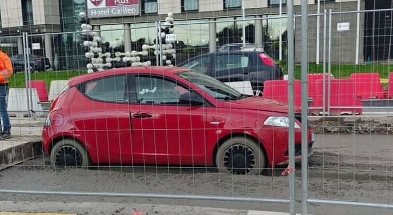 Auto finisce impantanata nel cemento fresco del cantiere del tram. Intanto esauriti in un giorno gli abbonamenti in sconto per Natale