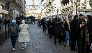 Ornella Vanoni, migliaia di milanesi alla camera ardente. Domani è un altro giorno accoglie vip e milanesi