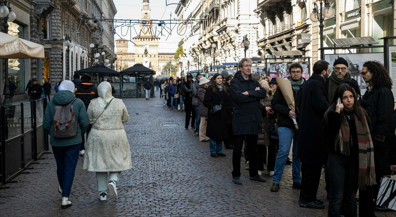 Ornella Vanoni, migliaia di milanesi alla camera ardente. Domani è un altro giorno accoglie vip e milanesi