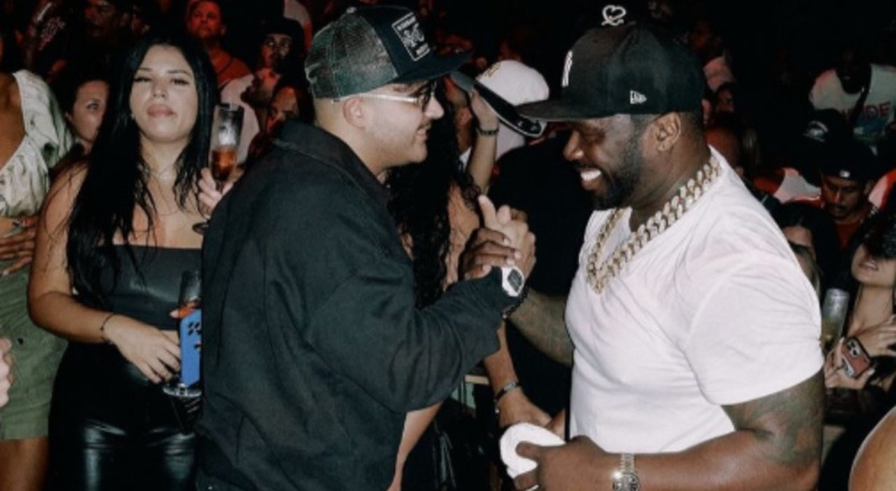 l'abbraccio con il mito conquista i social