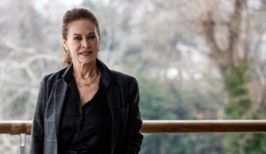 Elena Sofia Ricci a Verissimo: l'abuso subito da piccola, i due papà, i fratelli conosciuti a 30 anni e il divorzio. «Il mondo maschile... - Il Messaggero