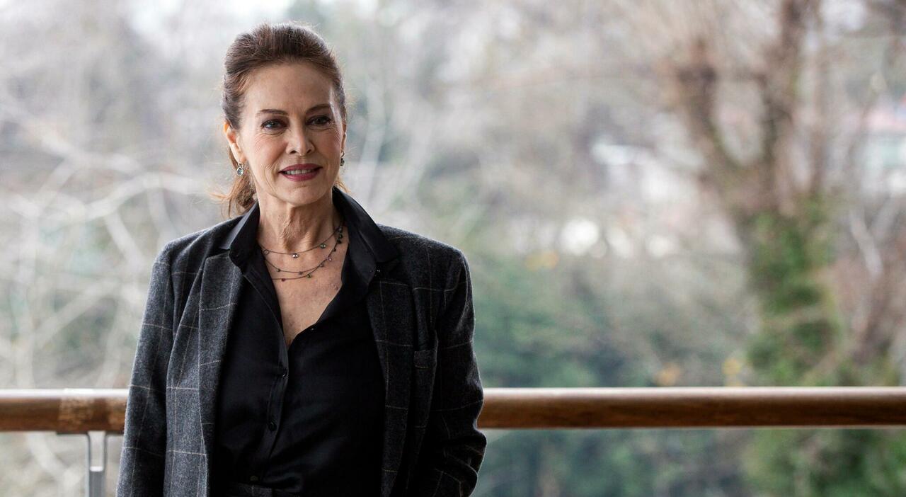 Elena Sofia Ricci a Verissimo: l'abuso subito da piccola, i due papà, i fratelli conosciuti a 30 anni e il divorzio. «Il mondo maschile... - Il Messaggero