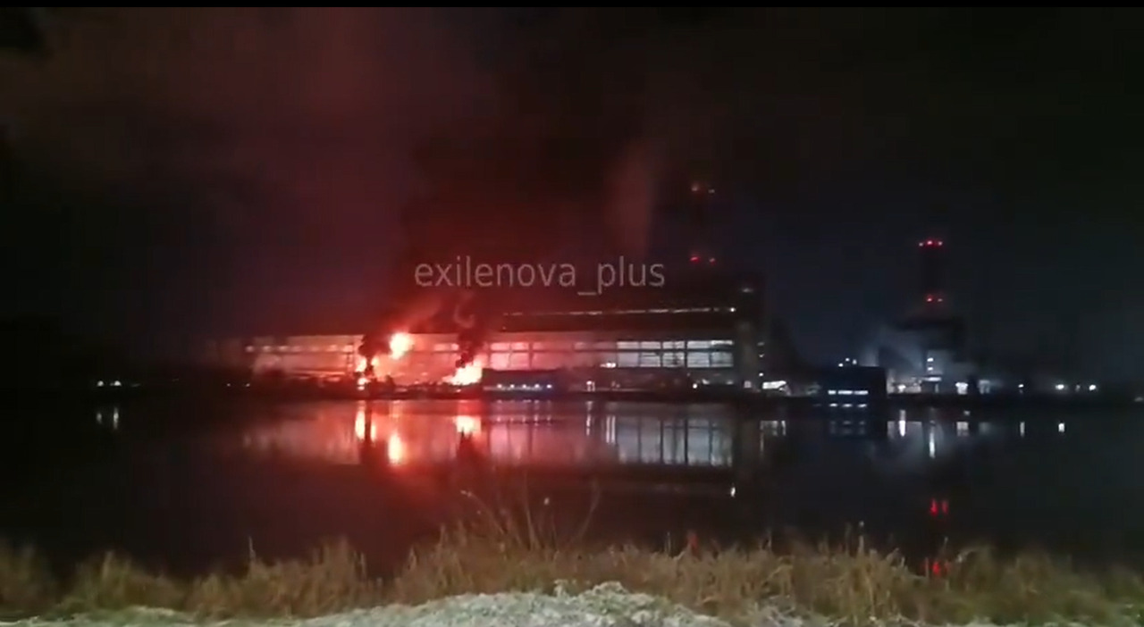 Ucraina attacca Mosca, chiusi tre aeroporti su quattro. Allarme in Russia