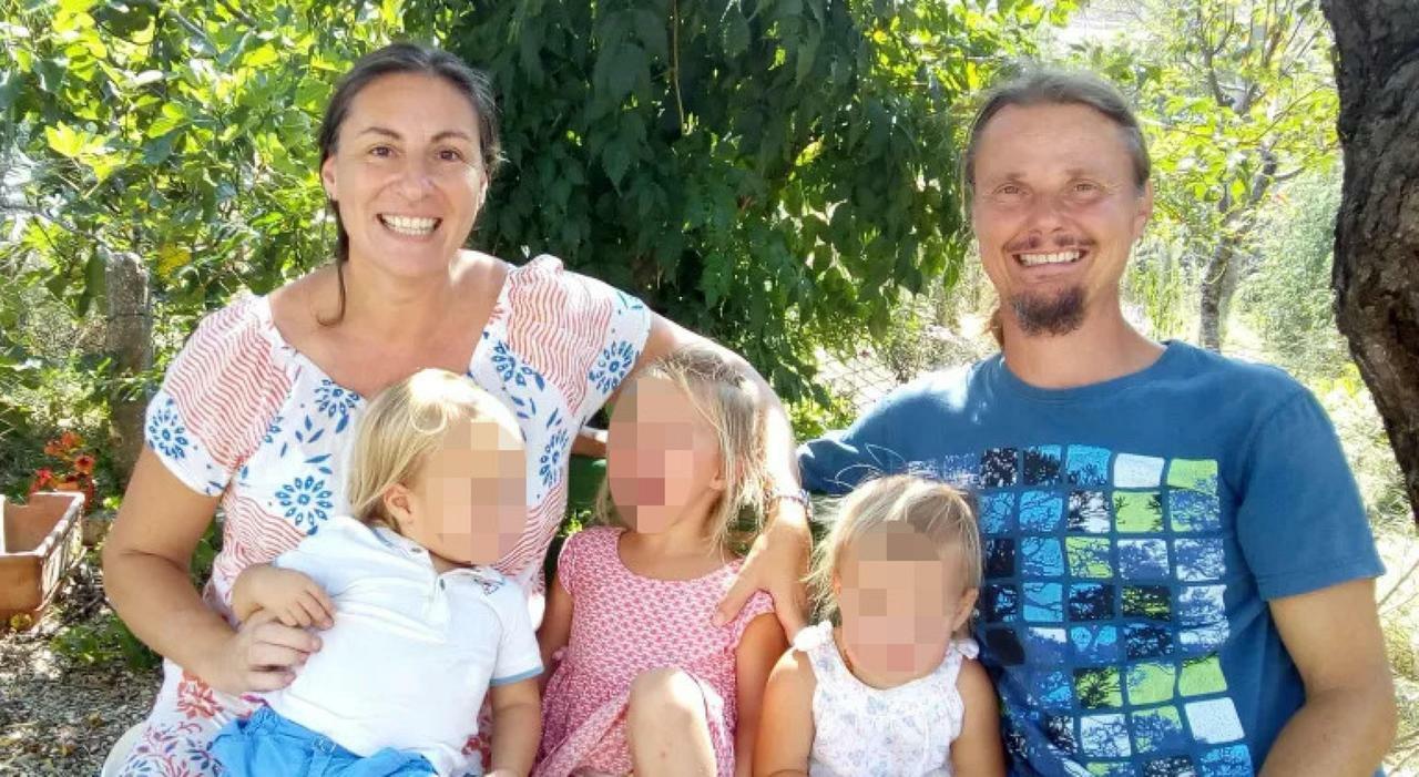 Uno scatto della famiglia anglo-australiana, che viveva nel bosco di Palmoli, in provincia di Chieti, pubblicato sul sito web della mamma, Caterine Louise Birmingham. La mamma, il padre Nathan e i tre bambini sono ritratti nei pressi della loro...