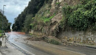 Maltempo a Napoli, smottamento ad Agnano: chiuso tratto stradale