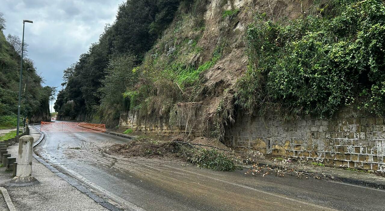 Maltempo a Napoli, smottamento ad Agnano: chiuso tratto stradale