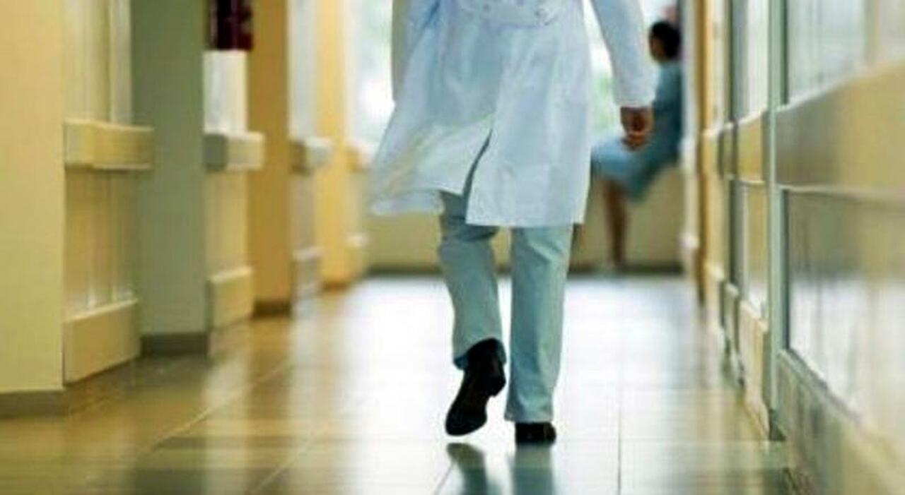 «Ha preparato l’intervento su Whatsapp». Paziente risarcita con 45mila euro