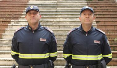 la polizia interviene grazie al pianto di un bimbo in un furgone, lei è salva