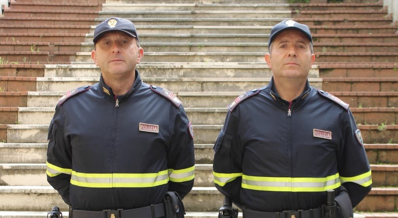 la polizia interviene grazie al pianto di un bimbo in un furgone, lei è salva