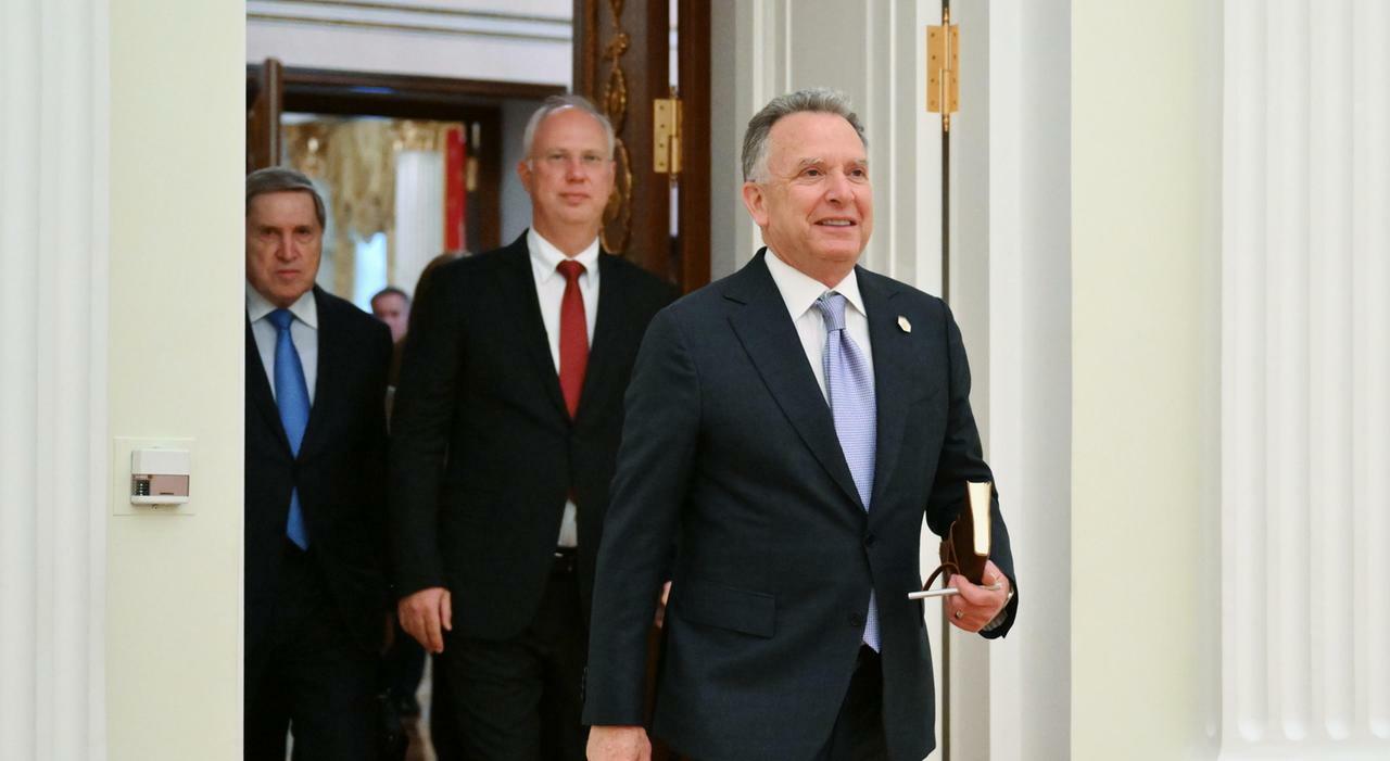 epa12054033 US President Special Envoy Steve Witkoff (R), accompanied by Russian Direct Investment Fund CEO Kirill Dmitriev (C) and Presidential Aide Yury Ushakov, enters a hall before a meeting with Russian President Vladimir Putin at the Kremlin...