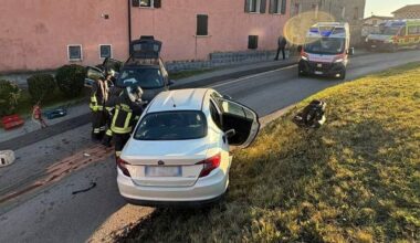 Incidente stradale tra due auto, coinvolte 6 persone, tra cui 3 bambini piccoli