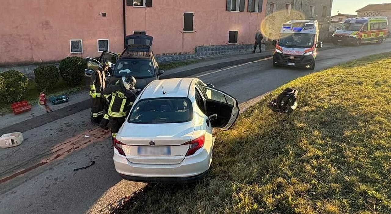 Incidente stradale tra due auto, coinvolte 6 persone, tra cui 3 bambini piccoli