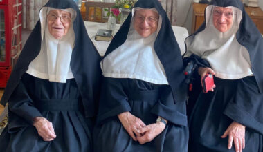 Suore in fuga dall'ospizio per tornare nel convento dal quale erano state cacciate. «Possono restare, ma lascino i social»