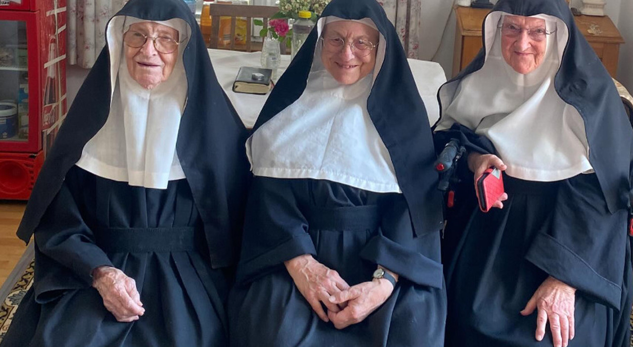 Suore in fuga dall'ospizio per tornare nel convento dal quale erano state cacciate. «Possono restare, ma lascino i social»