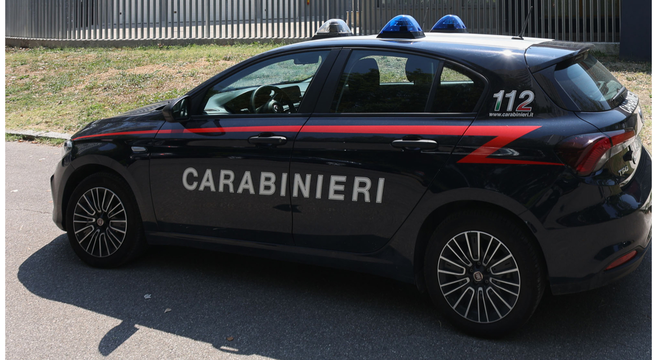 Presta l'auto all'amico, lui la incendia e accumula 2000 euro di multe, poi lo minaccia con un'accetta: arrestato 28enne