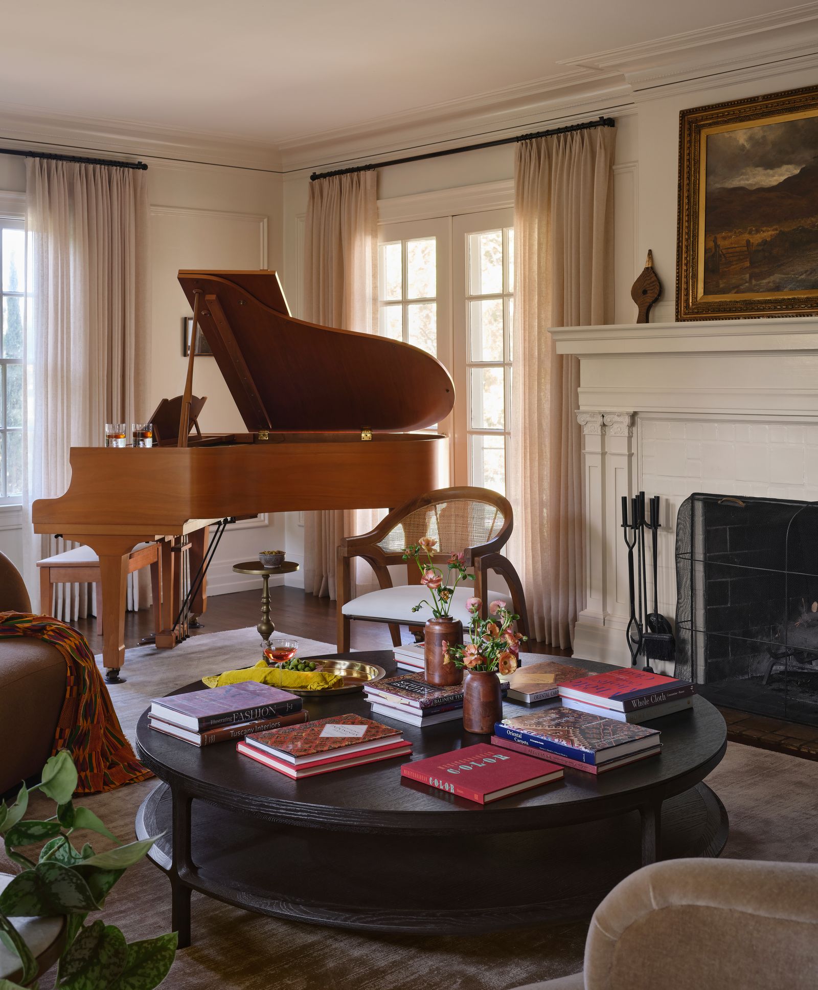 tavolo pianoforte camino arte poltrona