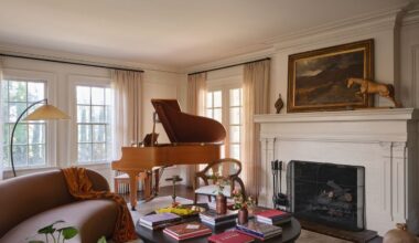 Una casa in California dalle tinte autunnali che nasconde un piccolo, magico tesoro, molta Europa e tanta arte contemporanea