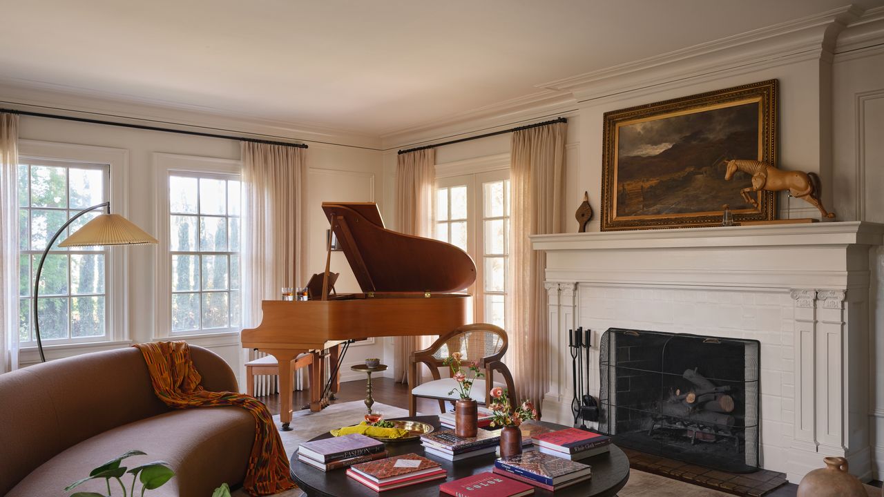 Una casa in California dalle tinte autunnali che nasconde un piccolo, magico tesoro, molta Europa e tanta arte contemporanea