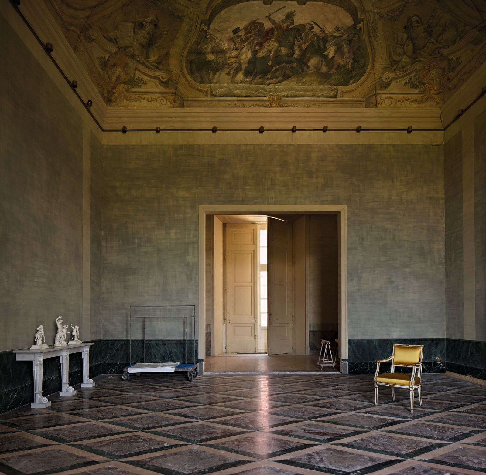 Stanza poltrona soffitto e pareti afferscate