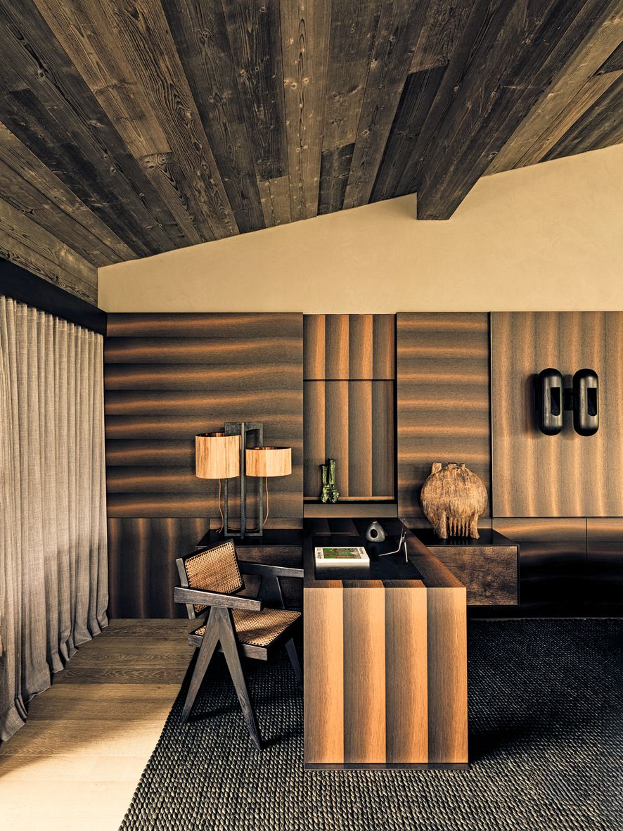 Studio scrivania sedia lampade soffitto e pareti in legno tende