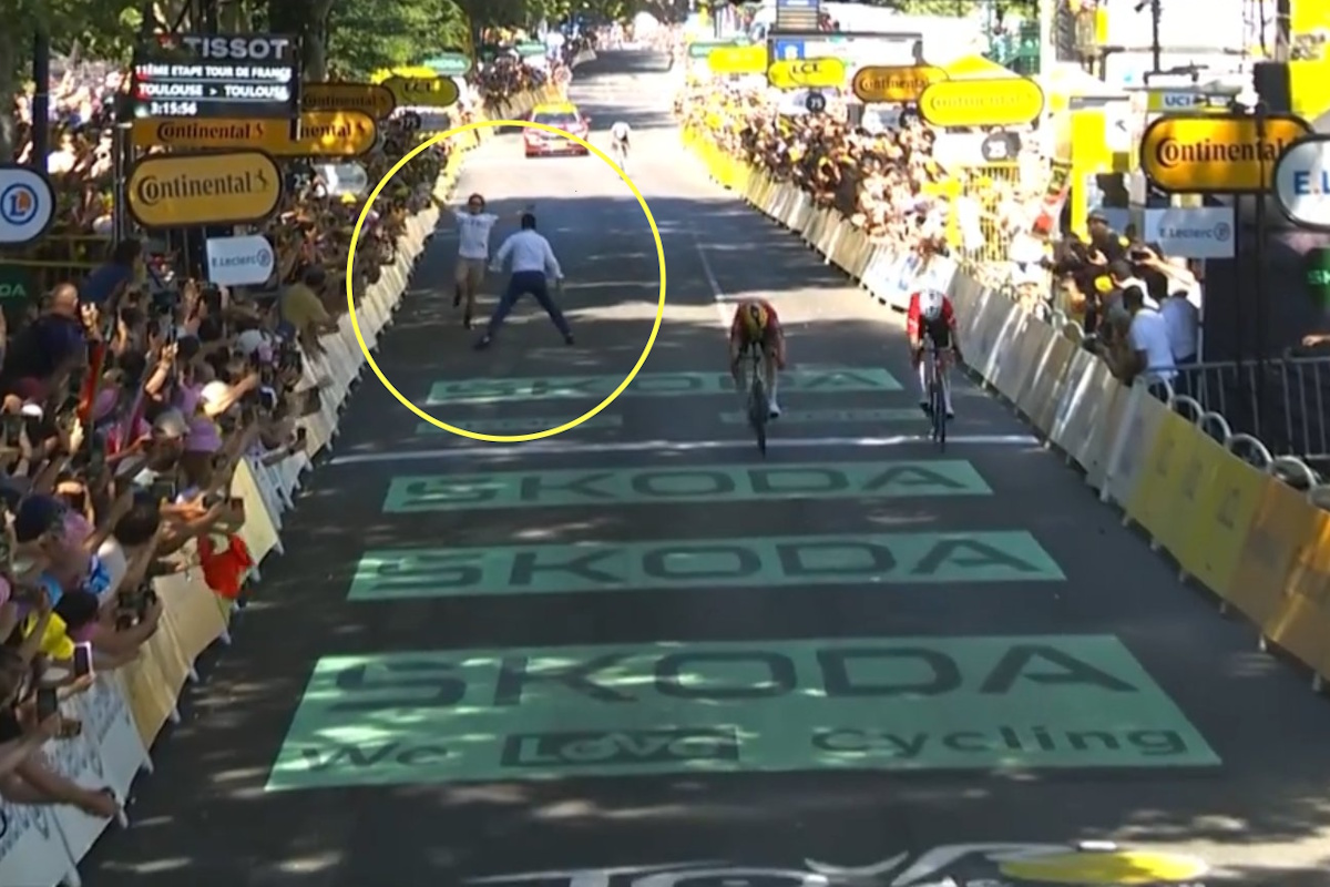 Tour de France 2025, 300€ di multa e un avvertimento per il manifestante pro-Palestina entrato sul percorso all'arrivo della tappa 11