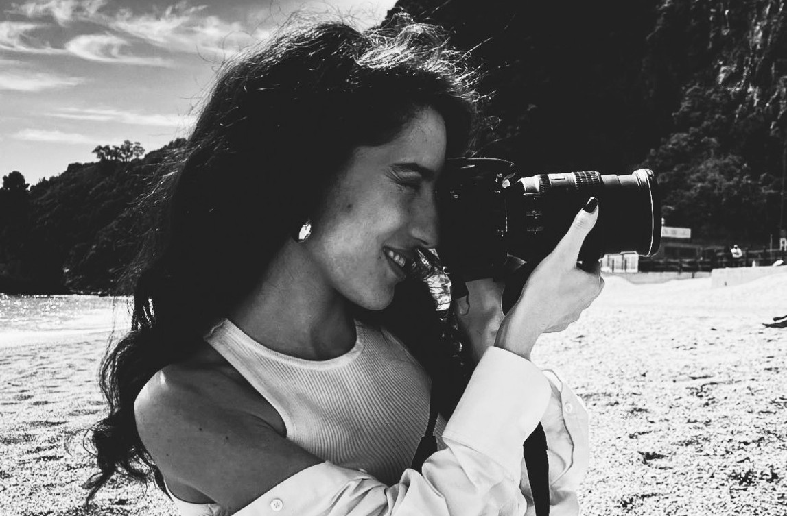 «Le foto aiutano a sentire meno la nostalgia di Bagnara, sogno di tornare». Il viaggio emozionale di Arianna Macrì