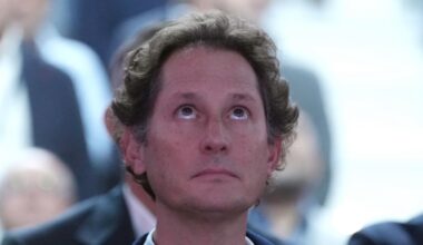 Auto elettrica a rischio in Europa, John Elkann invoca cambiamenti