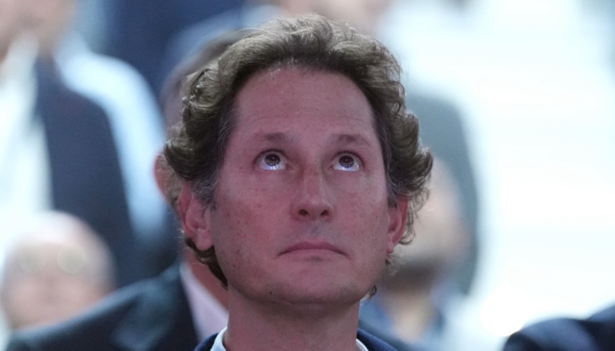 Auto elettrica a rischio in Europa, John Elkann invoca cambiamenti