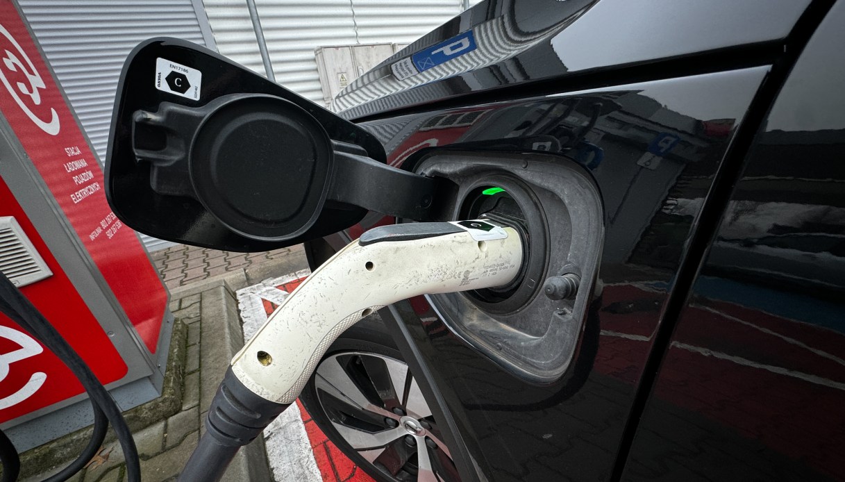 Obbligo di ricarica per le auto ibride plug-in, cosa vuole dire