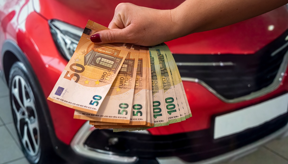 Tornano gli incentivi per le auto elettriche, chi può ottenerli e come fare domanda