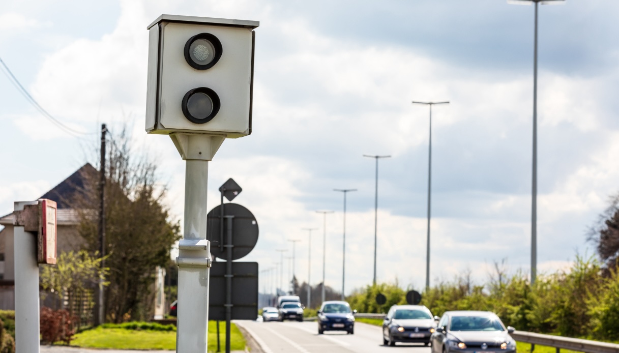 Addio autovelox, qui il Governo ha deciso di eliminarli tutti: definiti una "truffa"