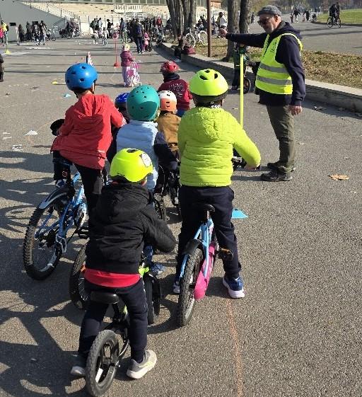 Modena, l'iniziativa al Novi Sad: piccoli ciclisti per pedalare “Senza Rotelle”