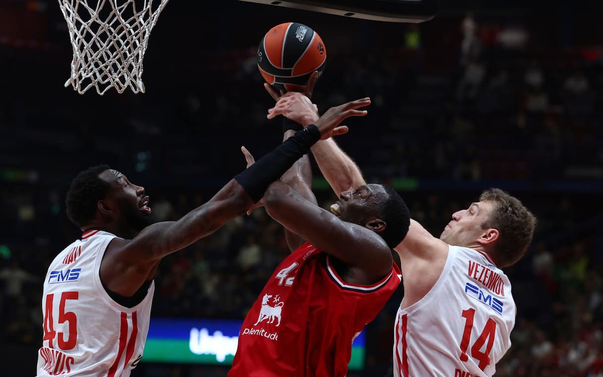soffre nel finale, ma batte anche l’Olympiacos 88-87