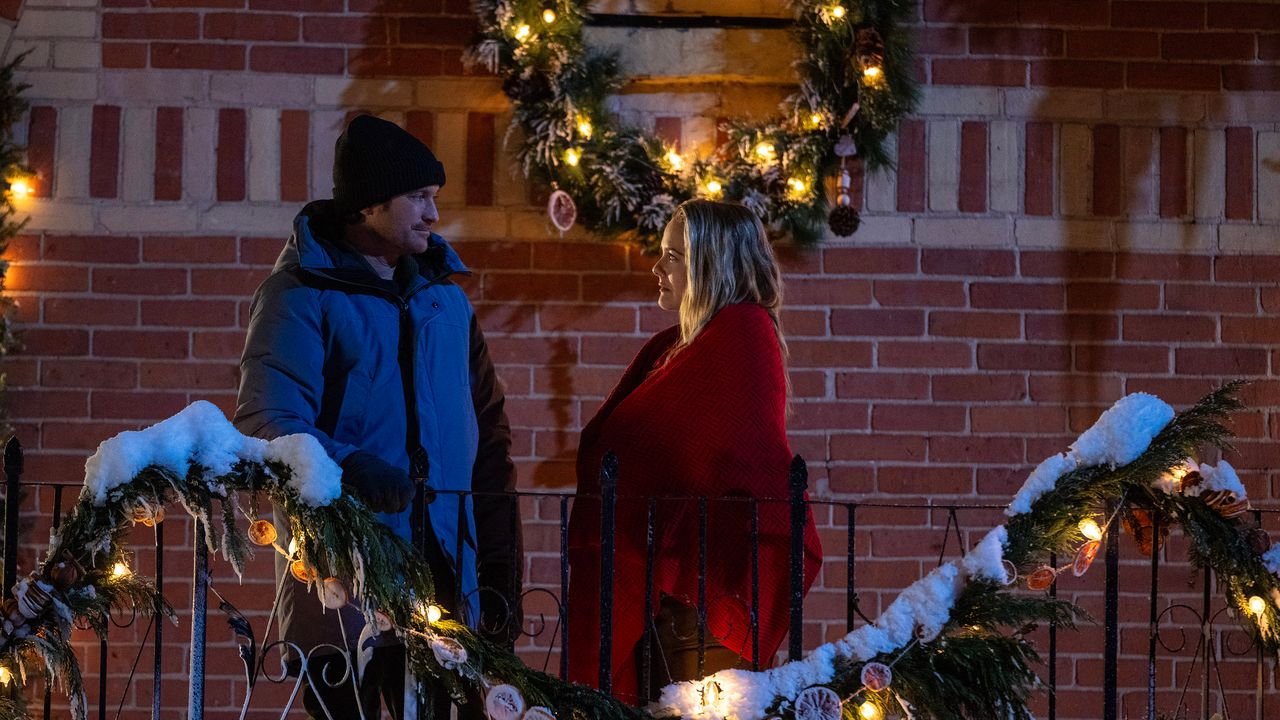 Buon Natal-Ex è il nuovo film natalizio Netflix: ecco cosa succede quando una coppia divorzia e decide di trascorrere le feste insieme