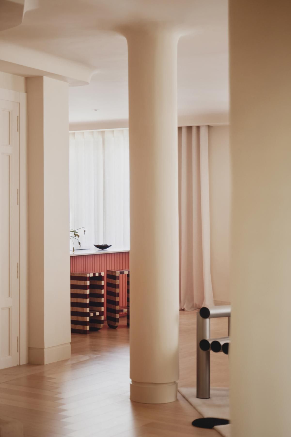 colonna pareti color crema cucina a vista