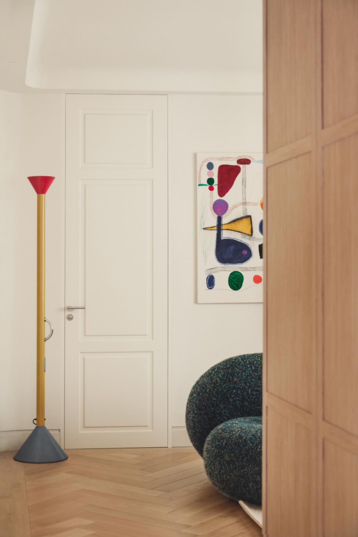 pavimento in legno lampada da terra quadro colorato