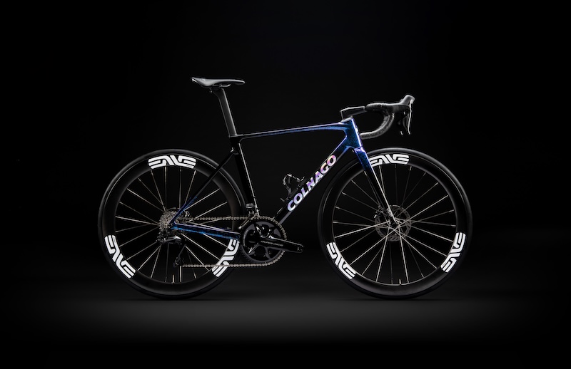 In occasione di Rouleur Live, Colnago ha svelato 2 nuovi colori per la V5Rs: STNT e STBU.