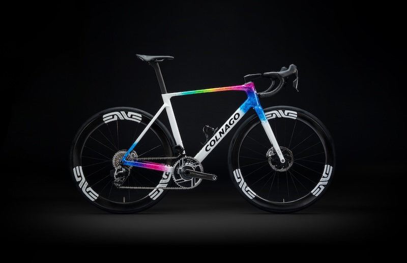 In occasione di Rouleur Live, Colnago ha svelato 2 nuovi colori per la V5Rs: STNT e STBU.