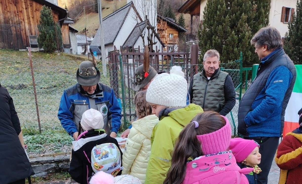 A SOTTOGUDA CASTAGNATA PER I BAMBINI CON GLI ALPINI – Radio Più
