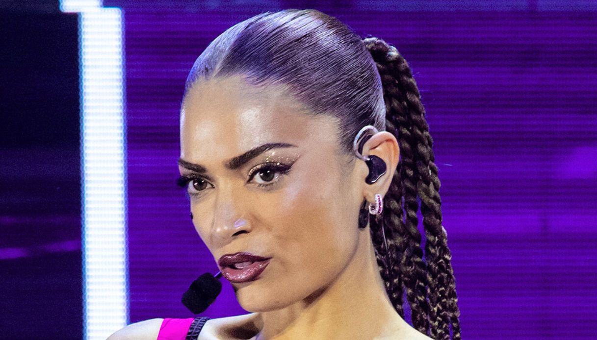 toglie bruscamente il cellulare ad un fan, ma era un giornalista