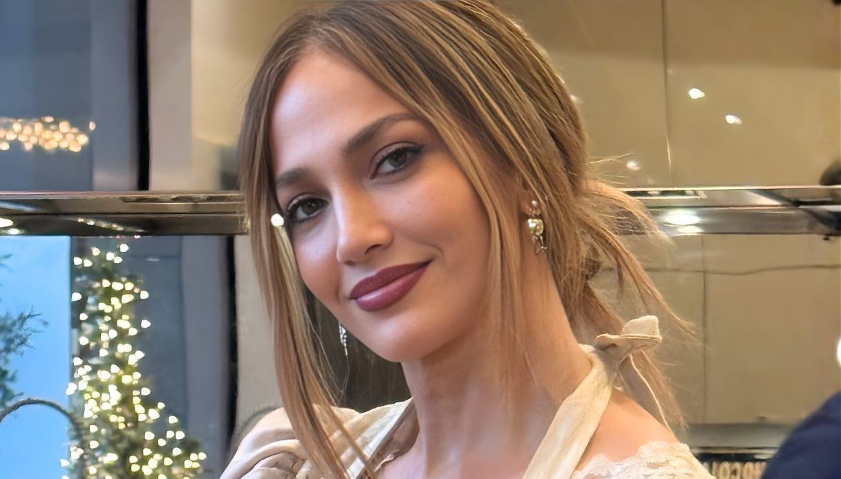 Jennifer Lopez si prepara al Natale, look super glamour per il giorno del Ringraziamento