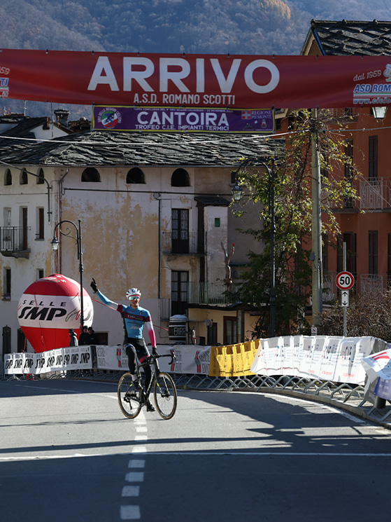 L'arrivo di Cafueri a Cantoira, una vittoria non sufficiente per fargli vincere il Giro delle Regioni